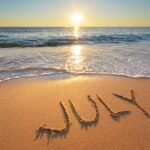 Frasi sul mese di luglio: aforismi e immagini da condividere