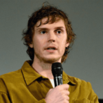 Chi è Evan Peters, l’attore di Dahmer: biografia, Emma Roberts, carriera