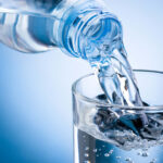 Usa, donna beve quattro bottiglie d’acqua e muore per intossicazione: cosa è successo