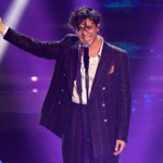 Tananai cade dal palco durante un concerto: paura tra il pubblico