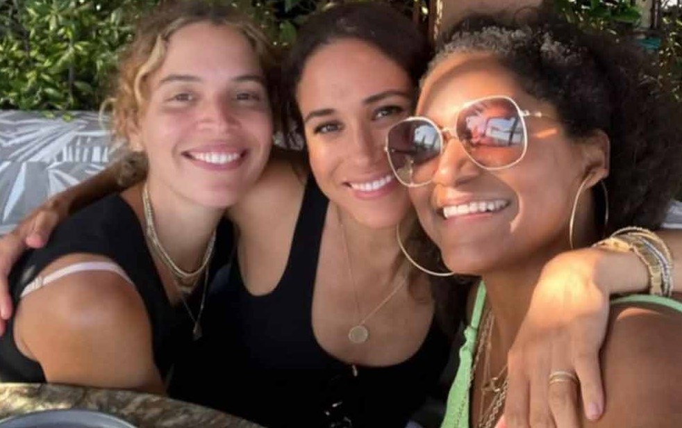 Meghan Markle e quella foto con le amiche, ma senza anello…