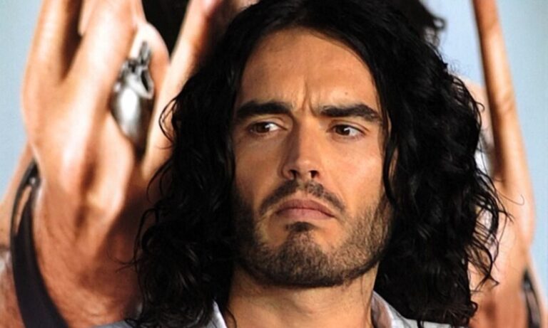 Russell Brand accusato di stupro da 4 donne, ma si difende: "Ho avuto solo rapporti consensuali"