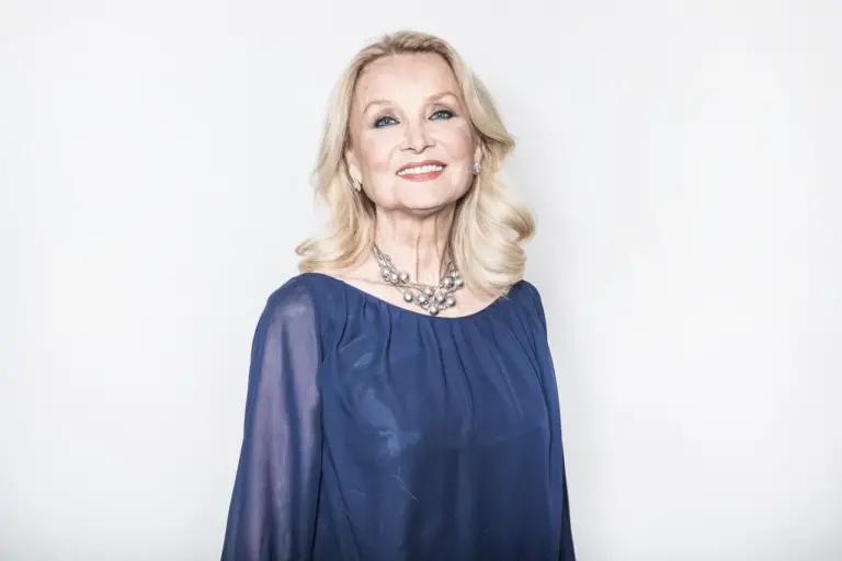 Barbara Bouchet a Storie Italiane: "Me ne andai di casa a 15 anni, mi minacciò un avvocato della mafia"