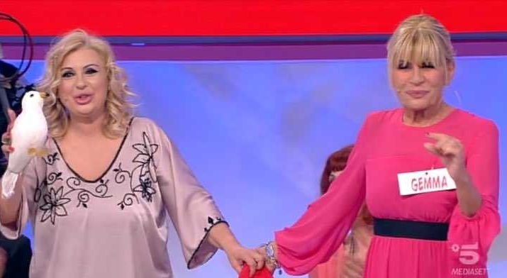 Uomini e Donne, Tina trascina Gemma in bagno: "È incinta"