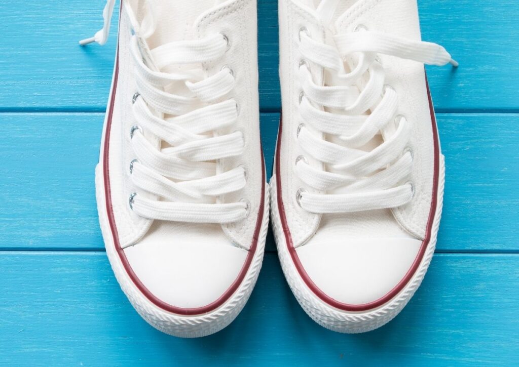 Come pulire le scarpe bianche: di tela, con il cif, di pelle, con bicarbonato