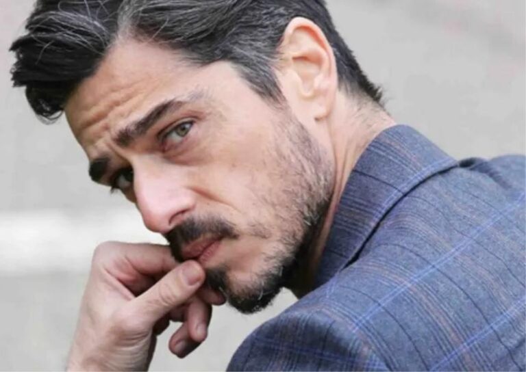 Massimiliano Varrese ha conquistato tutti nella casa del Grande Fratello. Il 2000 lo ha visto protagonista di alcune serie di successo, tra cui Carabinieri. Ora, dall'11 settembre 2023, lo ritroviamo tra i partecipanti al reality di Canale 5, Grande Fratello. Ma chi è veramente? Scopriamolo, facendo un tuffo nella sua carriera, da attore alle arti marziali, alle relazioni sentimentali e alla gioia di essere padre. Massimiliano Varrese, età e origini Massimiliano Varrese è nato a Roma il 5 gennaio 1976, ma ha trascorso i suoi anni formativi in Toscana: prima ad Albinia e poi a Grosseto, dove ha coltivato la sua passione per la recitazione. In seguito, si è trasferito a Roma per studiare arti dello spettacolo presso l'I.A.L.S. di Roma. Durante quel periodo, ha anche pubblicato molte canzoni. Nel secondo decennio degli anni 2000, le sue apparizioni sul palco sono state meno frequenti, ma ugualmente degne di nota. Nel 2011, ha scritto un romanzo di formazione intitolato "L'estate è già finita" insieme all'amico Francesco Serino. In seguito, lo ritroviamo nel musical "Chiara e Francesco" del 2012 e come concorrente in "Amici" Qui, ha impressionato tutti, raggiungendo la finale e ottenendo un onorevole secondo posto nella classifica finale, preceduto solo da Pamela Camassa. Dall'11 settembre 2023, Massimiliano Varrese è uno dei concorrenti della nuova edizione del reality di Canale 5, il Grande Fratello. Questa stagione ospita sia concorrenti VIP, tra cui l'attore, che persone comuni e non famose, note come NIP, nella casa più osservata d'Italia. Massimiliano Varrese: vita privata, figlia, fidanzata Massimiliano condivide la sua vita da otto anni con Valentina Melis, conduttrice e showgirl di Milano. La coppia si è incontrata nel 2015, e due anni dopo, è nata la loro primogenita, Mia. La nascita di Mia ha ancor più rafforzato il legame tra i due. Varrese è riconosciuto non solo per le sue interpretazioni al cinema e in televisione, ma anche per il suo talento teatrale. Nel 2007, ha vinto il prestigioso premio Gassman per la sua straordinaria interpretazione del personaggio di Step in "Tre Metri Sopra il Cielo" Ha inoltre recitato in "Il Bello delle Donne" "La Sacra Famiglia" e "Camera Caffè". Instagram di Massimiliano Varrese Il profilo Instagram di Massimiliano Varrese vanta circa 75.000 seguaci. Oltre a promuovere la sua carriera di attore, condivide i dettagli del suo nuovo libro, ora disponibile in tutte le librerie.