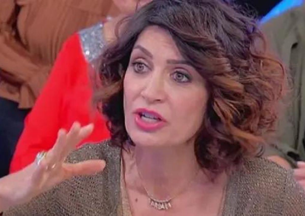 Uomini e donne anticipazioni 16 ottobre 2023: Gemma lascia lo studio in lacrime, bacio tra Alessio e Claudia
