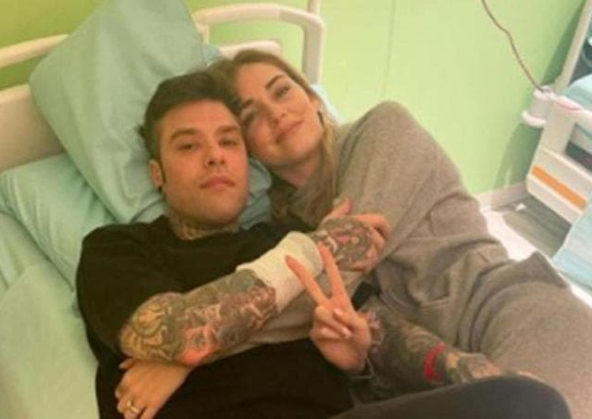 Come sta Fedez oggi: ultimi aggiornamenti sullo stato di salute del rapper. Chiara Ferragni avanti e indietro dall’ospedale