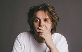 Chi è Lewis Capaldi: età, carriera, successi, malattia, vita privata