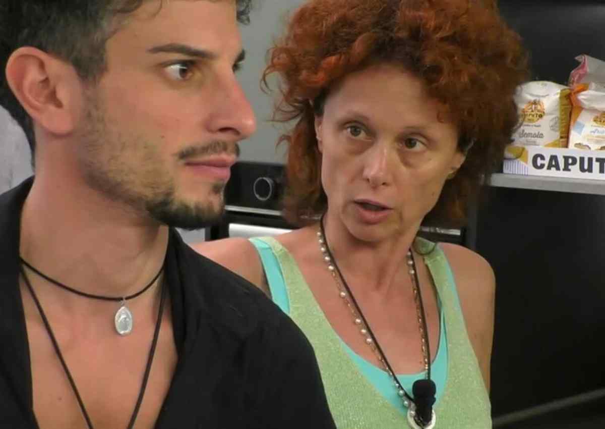 Grande Fratello, bufera nella notte: un concorrente tira un pugno al muro e si fa male | C'entra Beatrice Luzzi