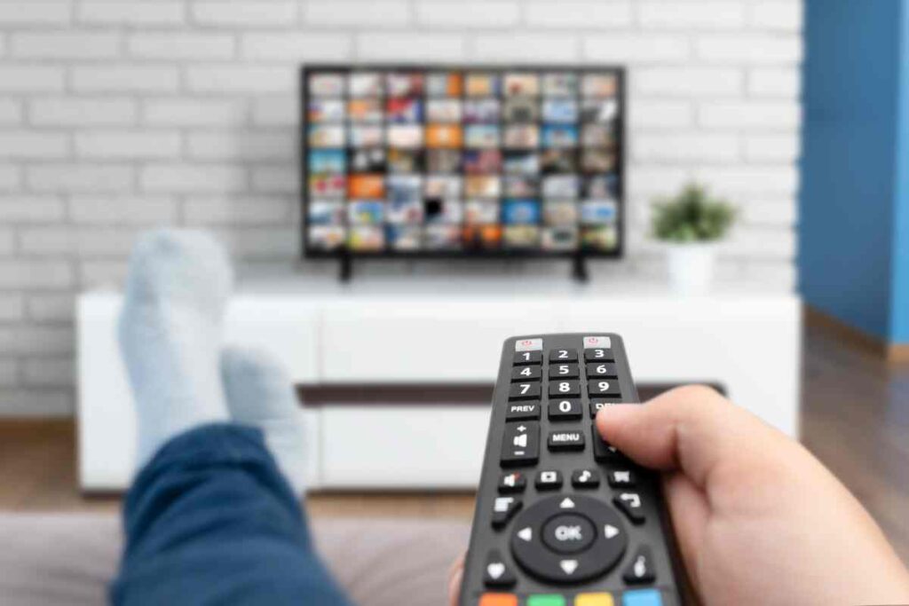 Cosa guardare stasera in tv 11 dicembre 2023: film, serie, programmi su Rai, Mediaset e SKY