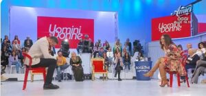 Uomini e Donne anticipazioni 18 dicembre: due coppie lasciano lo studio