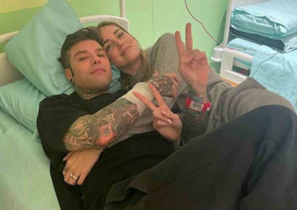 Fedez è ancora in ospedale, "Non sta bene". Cos'è successo al rapper | C'entra Chiara Ferragni