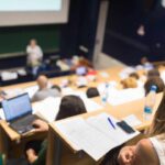 Bonus 1000€ se i tuoi figli studiano: puoi richiederlo solo se soddisfi questi requisiti | Il voto del diploma è decisivo