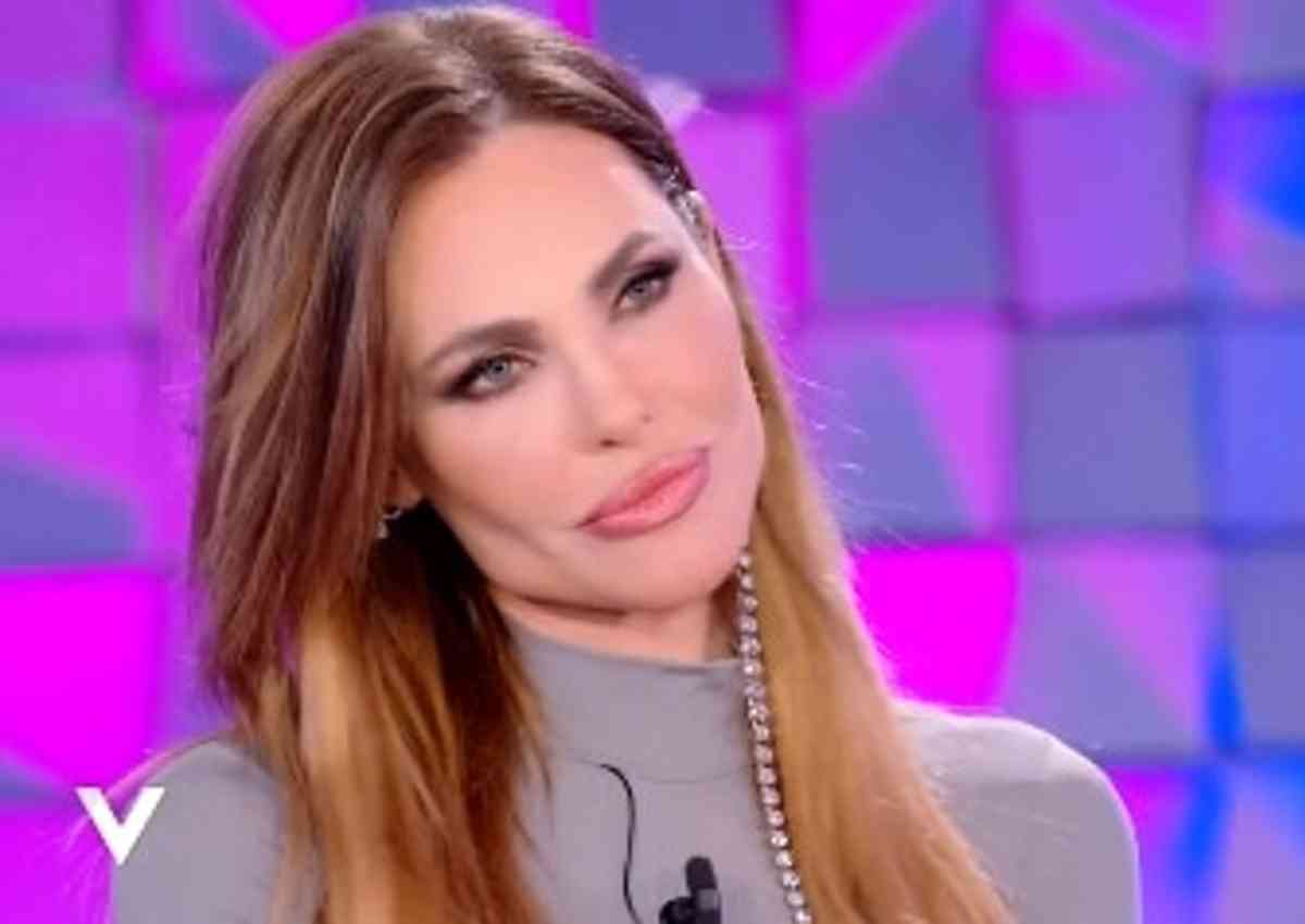 Ilary Blasi non condurrà più L’Isola dei Famosi, al suo posto Vladimir Luxuria. Scoppia la polemica, lei furiosa