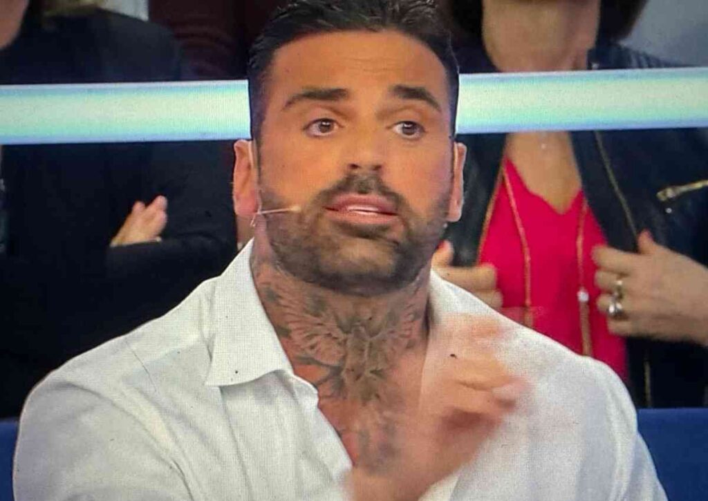 Uomini e Donne, un'altra segnalazione su Mario. Spunta il video, Ida Platano furiosa vuole chiudere: "Mi sono rotta le p***"