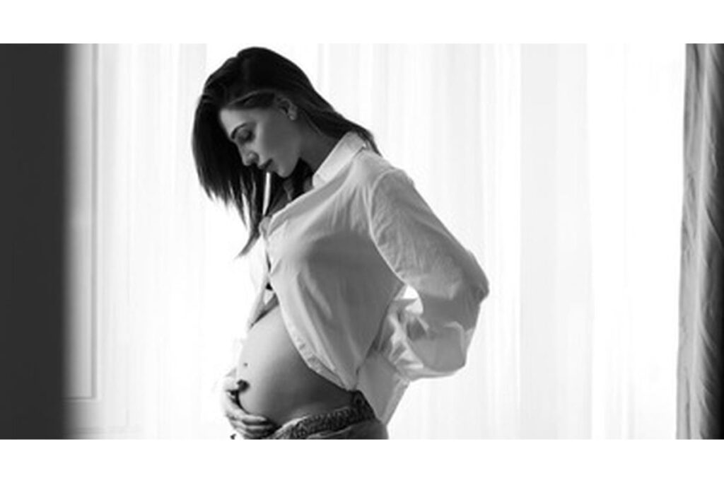 Anna Tatangelo sorride radiosa, accarezzando il pancione, annunciando la sua seconda gravidanza.