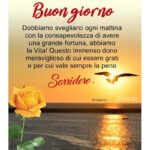 Tazza di caffè fumante accanto a un biglietto con la scritta "Buongiorno" su un tavolo.