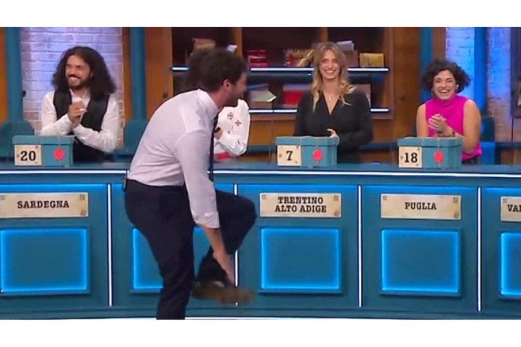 Stefano De Martino sorride durante una puntata di Affari Tuoi.