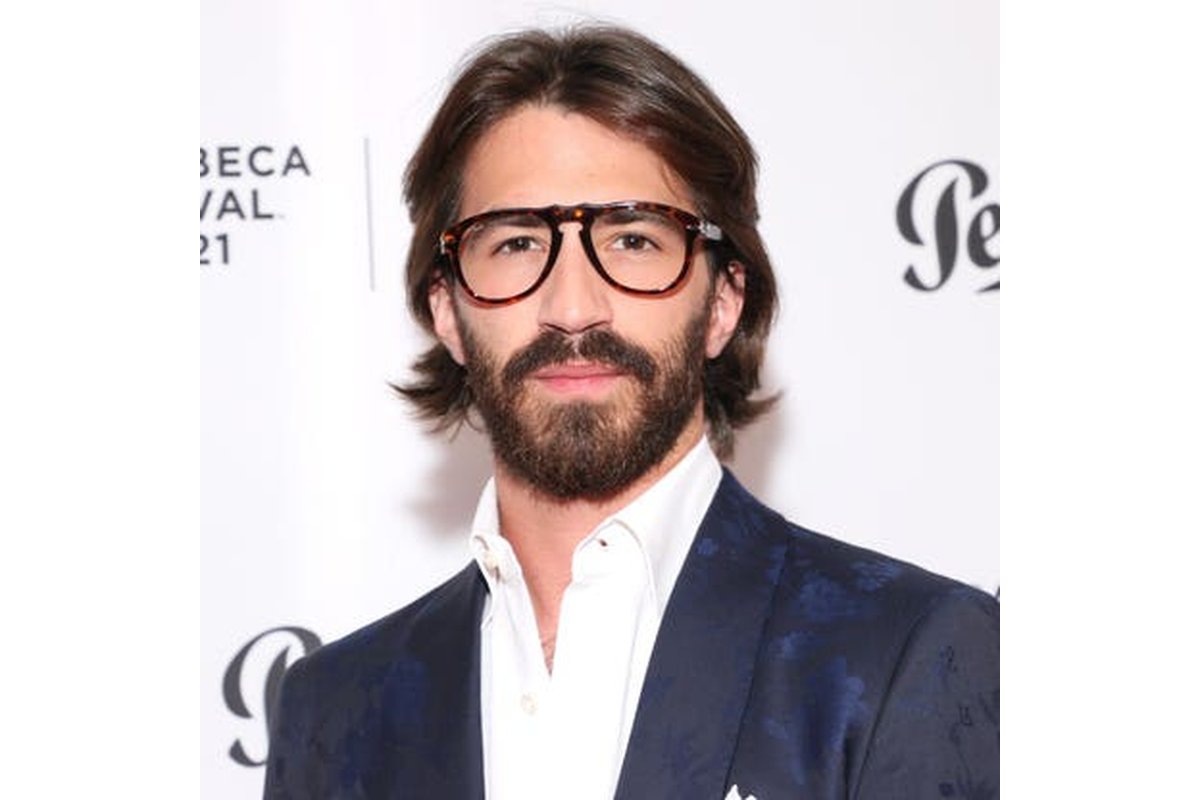 [Leonardo Maria Del Vecchio sorridente durante un evento pubblico]