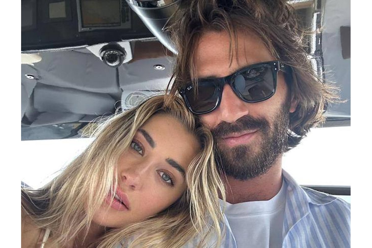 [Leonardo Maria Del Vecchio in un ufficio con occhiali e documenti aziendali]