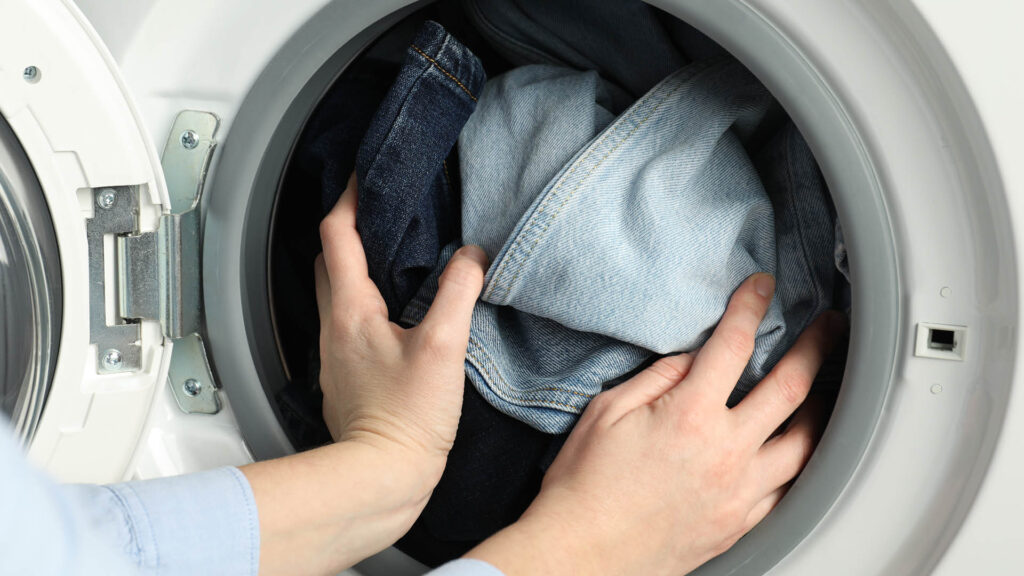 I tuoi jeans non sono di cattiva qualità, li stai semplicemente lavando male: 1 errore fatale che devi fermare immediatamente