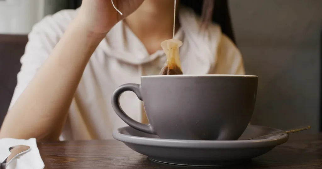 Non buttare via la bustina di tè usata: 5 modi pratici per trasformare questi avanzi di tutti i giorni in un utile aiuto domestico