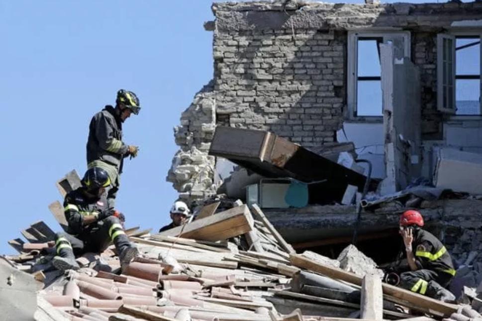 Terremoto di Amatrice, dieci anni dopo: Meloni alla commemorazione. Mattarella: «Ultimare la ricostruzione»