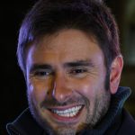 Alessandro Di Battista torna a casa dopo il ricovero al Gemelli: «Sto molto meglio»