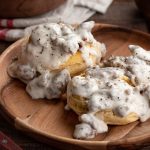 Biscuits and gravy: la colazione americana con panini pronti e salsa in scatola