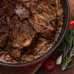 Brasato di manzo: i peperoncini chipotle in adobo aggiungono una nota piccante e affumicata