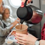 Caffè e tè in aereo: cosa sapere sull’acqua e sui possibili rischi