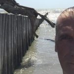 Chi era Enrico Menegatti, l’artista dei legni portati dal mare morto il 14 ottobre 2026