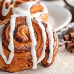 Cinnamon rolls con spezie chai: un’alternativa alla cannella per un gusto più aromatico