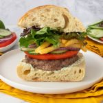 Come preparare un burger ispirato al gyros: la ricetta dai sapori mediterranei