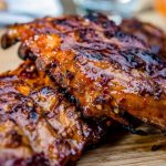 Costine di maiale brasate: il metodo per una carne tenera senza controlli continui