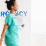 Dalle e-bike alle ciglia finte: le abitudini rischiose secondo i medici del pronto soccorso