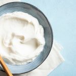 Dessert con yogurt greco e latte condensato: due ingredienti per una crema simile alla cheesecake