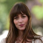 La cucina di Dakota Johnson: mobili verdi e fascino rétro oltre il minimalismo