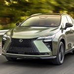 Lexus NX 2027: solo motori ibridi, schermo più grande e abitacolo più silenzioso