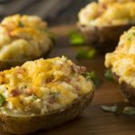 Patate al forno con salmone in scatola: un piatto saziante e ricco di proteine