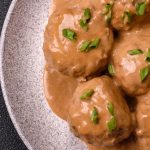 Polpette surgelate con crema di funghi in scatola: una cena pronta in 20 minuti