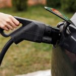 Ricarica auto elettrica: quanto costa percorrere 100 miglia con una Lucid in due città americane