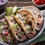 Tacos alla greca: come prepararli con pollo o ceci, tzatziki e feta