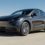 Tesla Model Y Standard 2026: cosa offre la versione più economica nella prova su strada