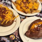 Texas Roadhouse: come farcire la patata al forno con il pulled pork del menu