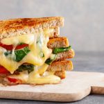 Toast al formaggio: quali conserve usare per un ripieno più ricco