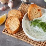 Tzatziki greco: ingredienti classici e variante autunnale con frutta di stagione