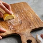 Il tagliere sa ancora di aglio? Come pulirlo senza rovinarlo