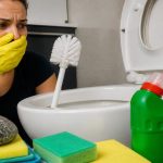 Le cose da non usare mai per pulire il WC: gli errori da evitare
